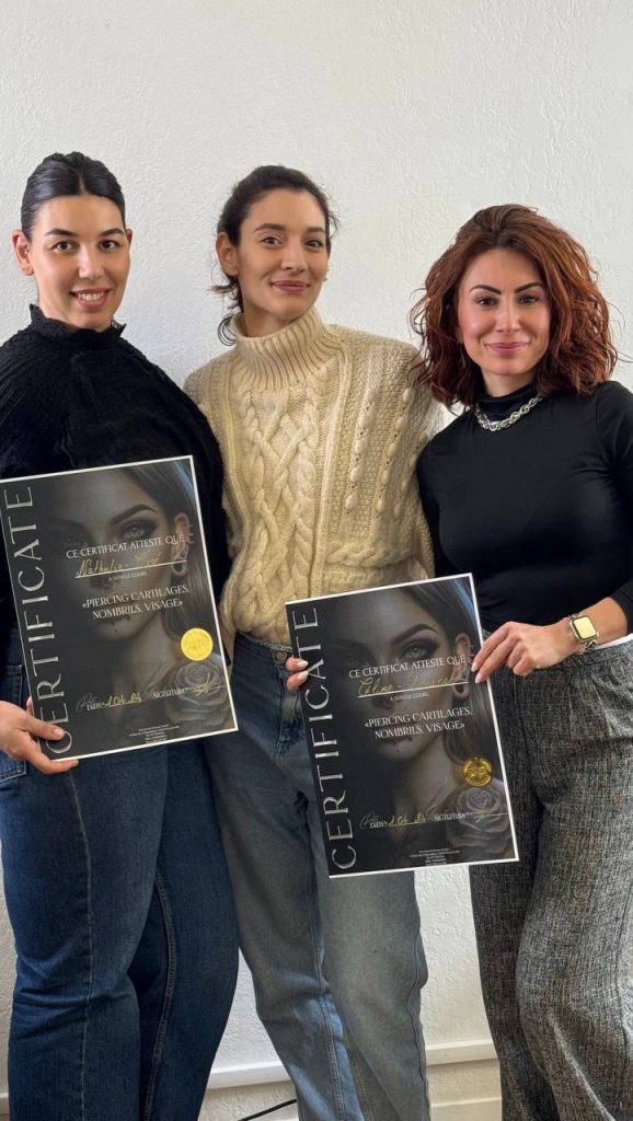 deux étudiantes en formation piercing avec Myriam Tournier la fondatrice